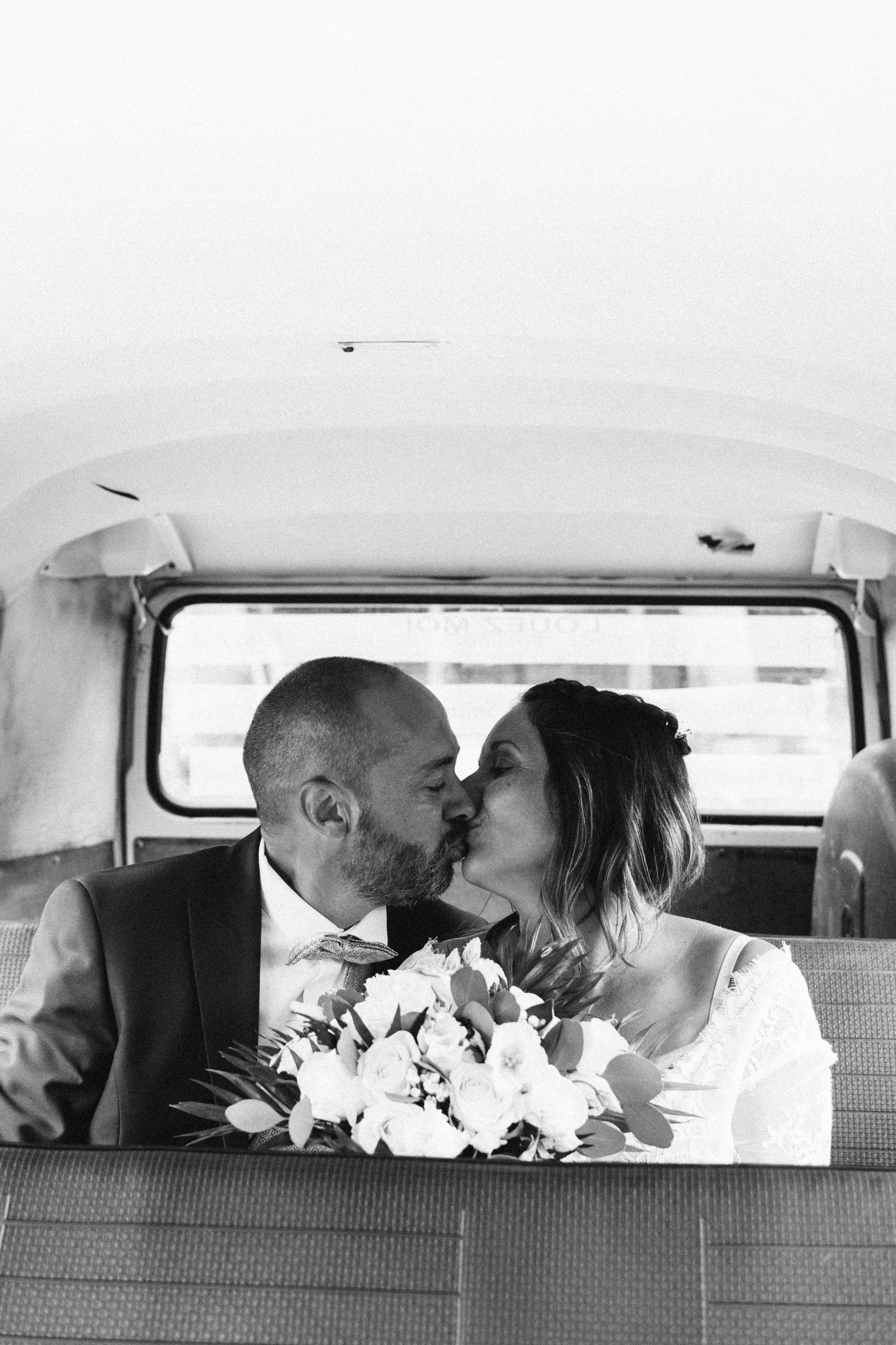 Couple dans van &ndash; moment intime noir et blanc